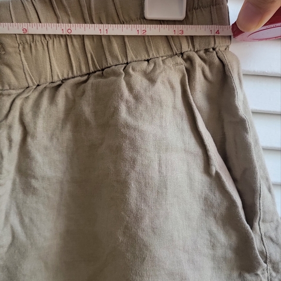 & other stories stockholm atelier relaxed linen shorts in khaki - Picture 7 of 9